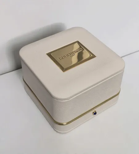 Boucheron ring box with outer box White leather with gold trim